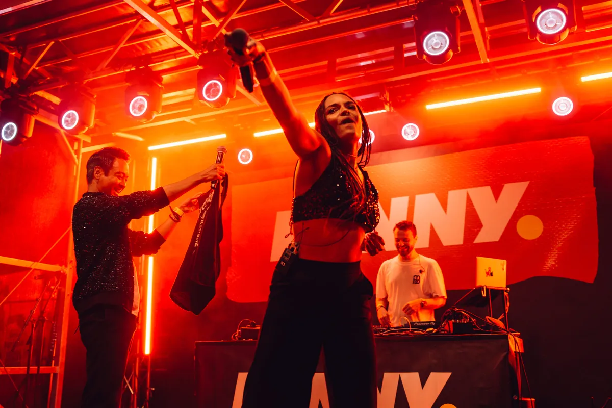 Deejay Plus beim Festival mit Musik und festivalstimmung.